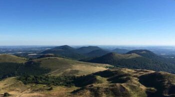 Mon GR441 le Tour de la chaîne des Puys, vue depuis le Puy de Dôme sur la face nord le chemin des chèvres