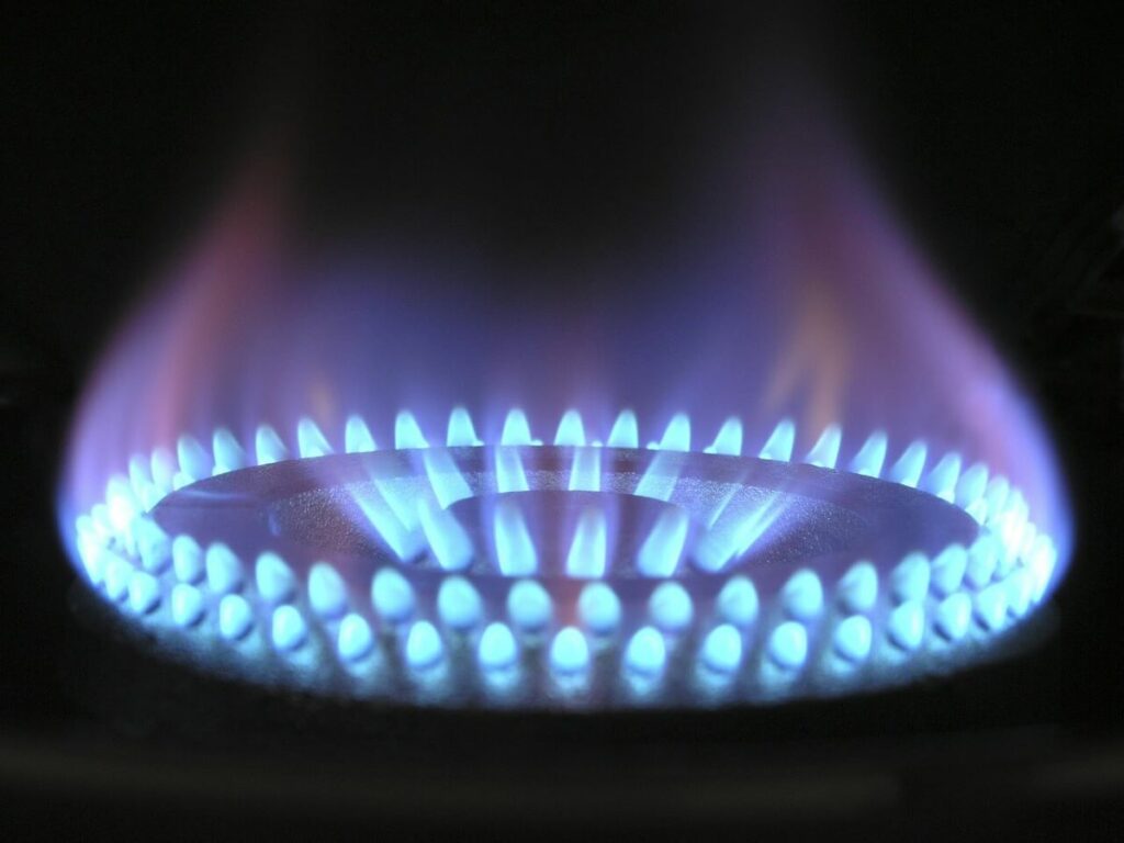 flamme qui sort d'un réchaud