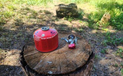 réchaud à gaz sur un tronc