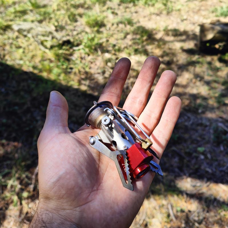 réchaud pocket rocket 2 dans une main