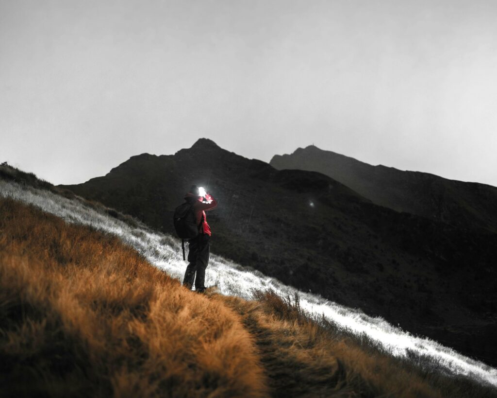 trekkeur seul dans le brouillard