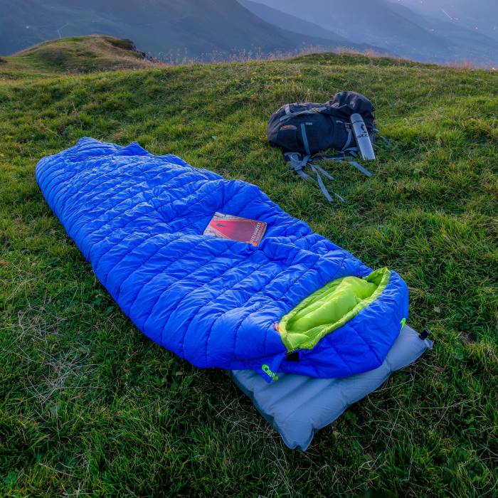 duvet bleu sur une plaine