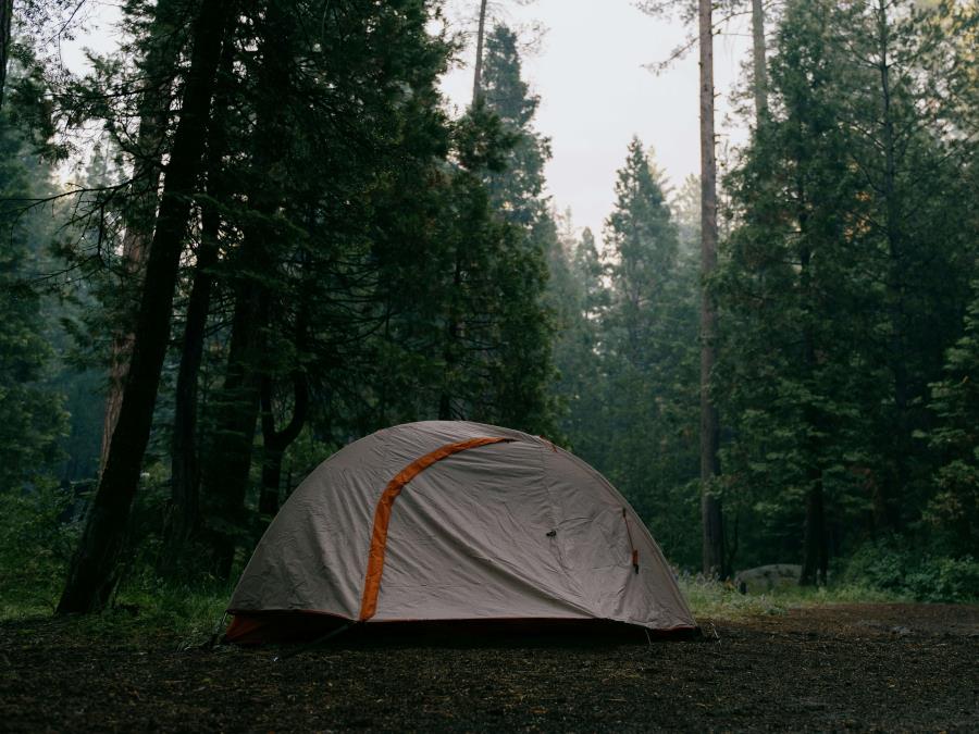 tente de bivouac sous la pluie