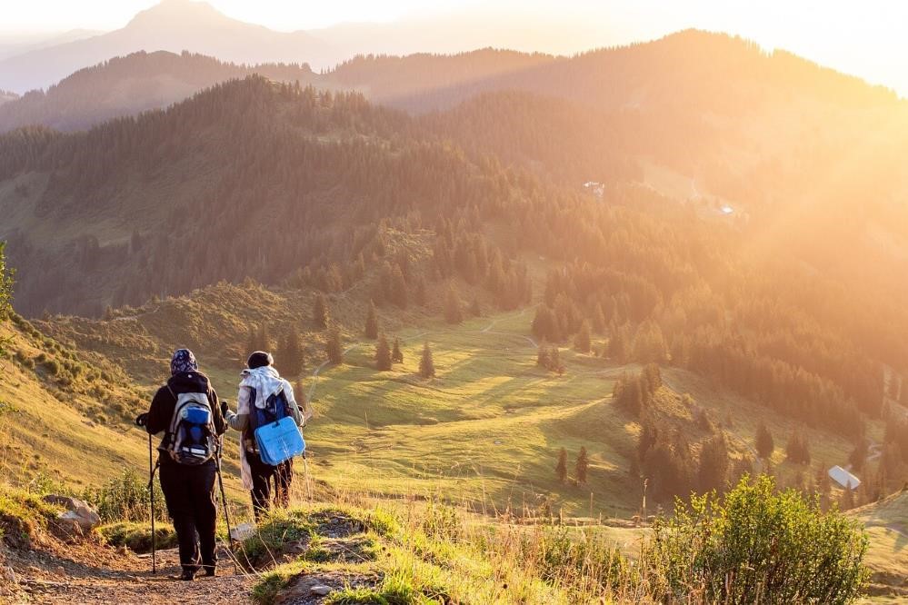 trekkeurs sur un sentier de randonnée