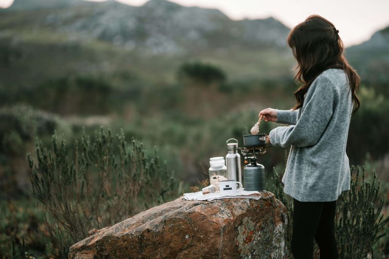 randonneuse qui prépare un repas, lyophilisé