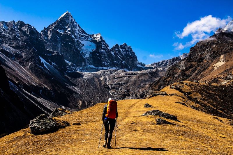 Trekkeuse sur le tour des Annapurnas