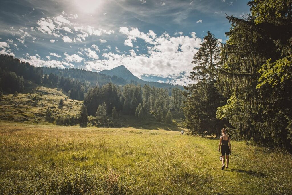 femme en randonnée nature