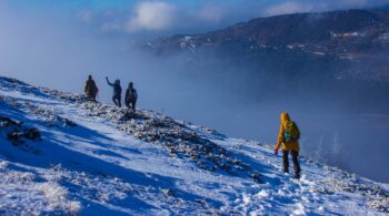 trekkeurs dans la neige