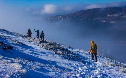 trekkeurs dans la neige