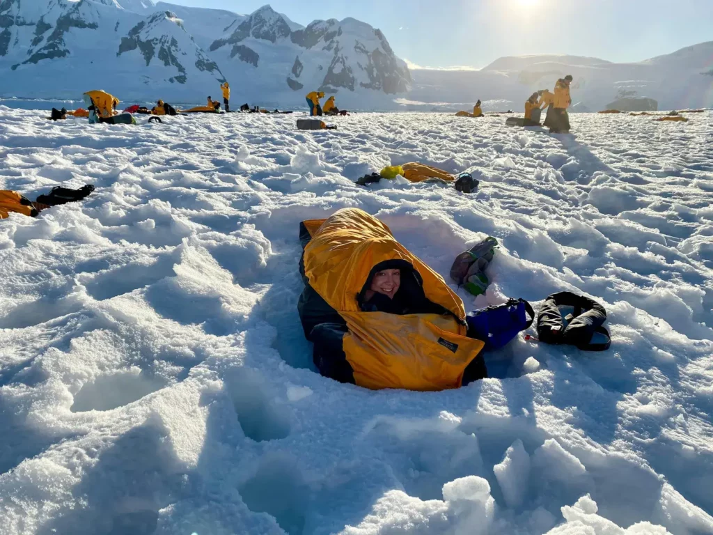sac de couchage dans la neige