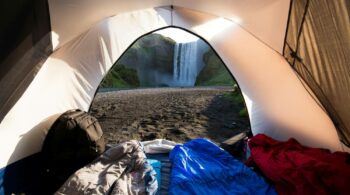 Un quilt et un sac de couchage dans une tente