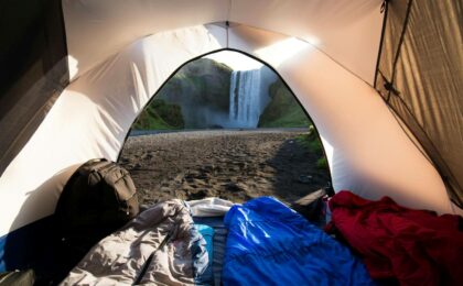 Un quilt et un sac de couchage dans une tente