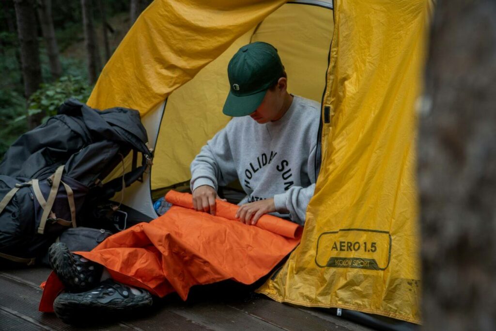 Pliage de sac de couchage au bivouac