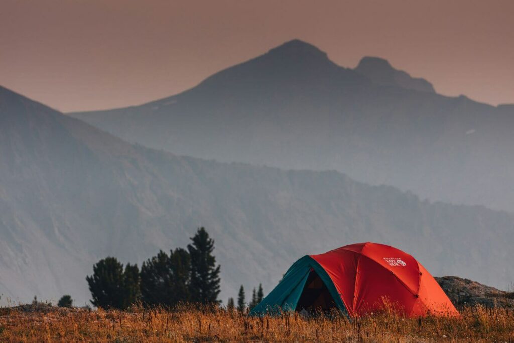 tente de bivouac dans la montagne