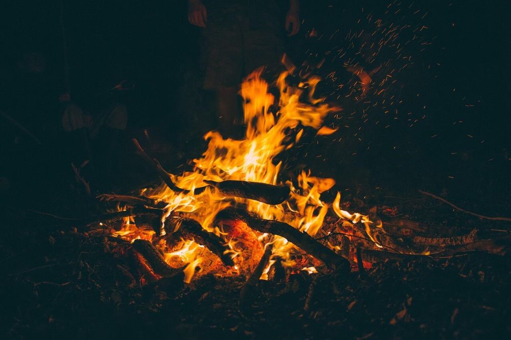 feu de camp au bivouac